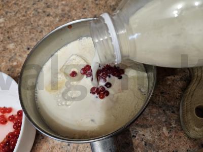 Bananų-proteino kokteilis su raudonosiomis serbentėmis Žingsnis 3