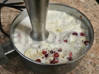 Bananų-proteino kokteilis su raudonosiomis serbentėmis Žingsnis 4