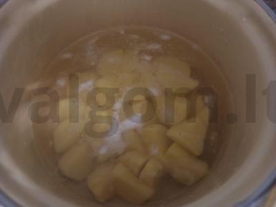 Virti bulvės su grybais ir svogūnais grietinėlės-česnako padaže Žingsnis 1