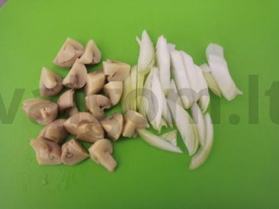 Virti bulvės su grybais ir svogūnais grietinėlės-česnako padaže Žingsnis 2