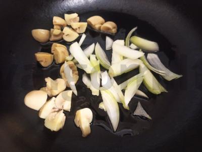 Virti bulvės su grybais ir svogūnais grietinėlės-česnako padaže Žingsnis 3