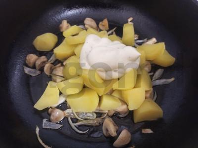 Virti bulvės su grybais ir svogūnais grietinėlės-česnako padaže Žingsnis 4