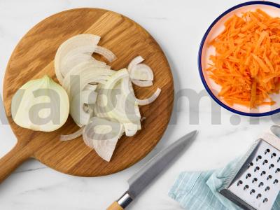 Svogūnų sriuba-pyragas su morkomis Žingsnis 1