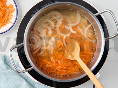 Svogūnų sriuba-pyragas su morkomis Žingsnis 4