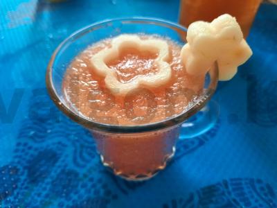 Naudingas gėrimas su greipfrutu ir medumi pagrindine nuotrauka