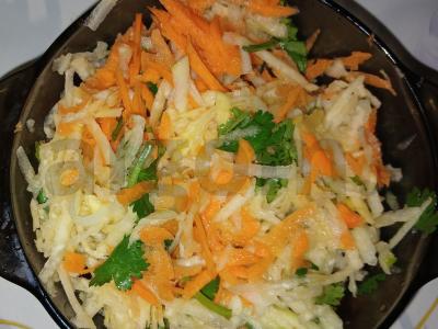 Rutabagos, morkų, obuolių ir kalendros salotos pagrindine nuotrauka