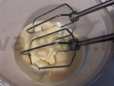 Tortas su kremu ir džemu iš paruoštų biskvitinių korpusų Žingsnis 2