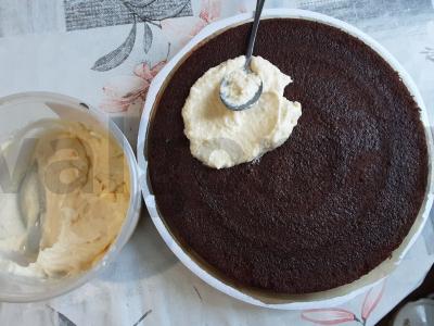 Tortas su kremu ir džemu iš paruoštų biskvitinių korpusų Žingsnis 3