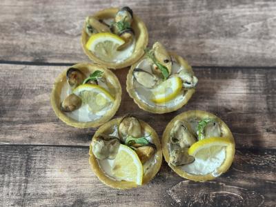 Užkandžių tartaletės su midijomis ir citrina pagrindine nuotrauka