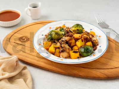 Keptas vištienos filė su daržovėmis pagrindine nuotrauka