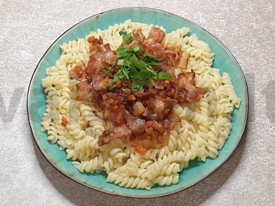 Bakonas su daržovėmis ir pomidorų padažu pagrindine nuotrauka