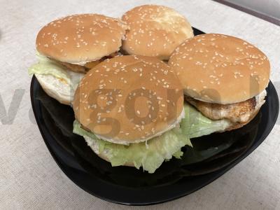 Vištienos burgeriai su šviežiais daržovėmis Žingsnis 4