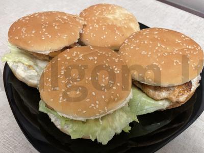 Vištienos burgeriai su šviežiais daržovėmis pagrindine nuotrauka