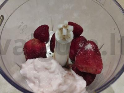 Prabangus braškių kokteilis su jogurtu Žingsnis 1