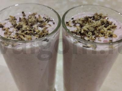 Prabangus braškių kokteilis su jogurtu pagrindine nuotrauka