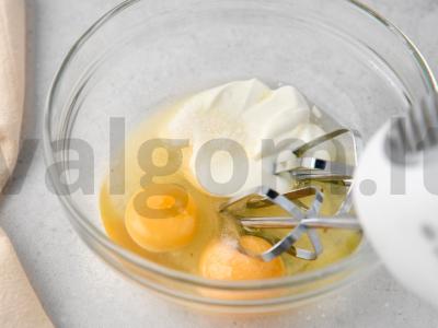 Pilno grūdo miltų blynai su braškėmis grietinėje Žingsnis 2