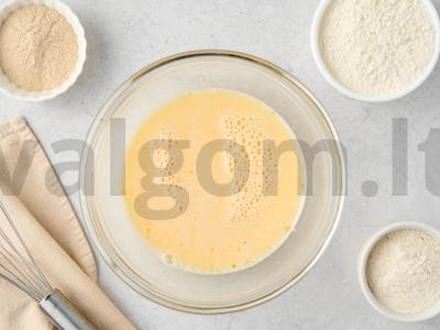 Pilno grūdo miltų blynai su braškėmis grietinėje Žingsnis 3