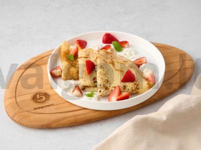 Pilno grūdo miltų blynai su braškėmis grietinėje pagrindine nuotrauka