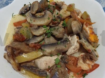 Kuskusas su daržovėmis, pievagrybiais ir vištiena pagrindine nuotrauka