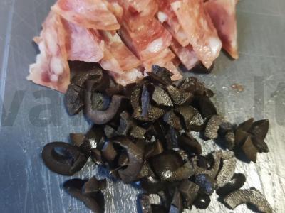 Bulvytė su dešra ir alyvuogėmis Žingsnis 1