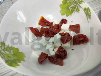 Salotas su džiovintais pomidorais Žingsnis 2