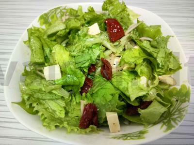 Salotas su džiovintais pomidorais pagrindine nuotrauka