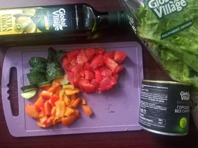 Lengvas salotas su konservuotais žirneliais Žingsnis 1