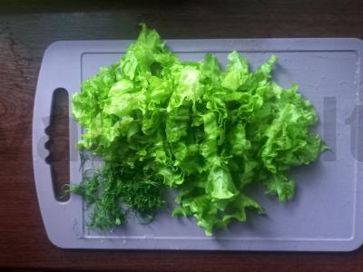 Lengvas salotas su konservuotais žirneliais Žingsnis 2