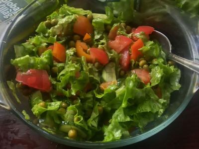 Lengvas salotas su konservuotais žirneliais pagrindine nuotrauka