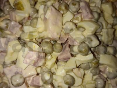 Salotos su žirniais ir šonine namuose pagrindine nuotrauka