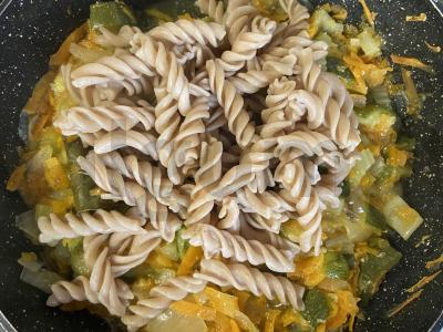 Grikių miltų makaronai su troškintomis daržovėmis Žingsnis 7