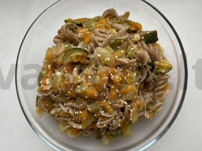 Grikių miltų makaronai su troškintomis daržovėmis pagrindine nuotrauka