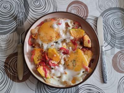 Kiaušiniai ant šoninės su moliūgu ir ramiro paprika pagrindine nuotrauka