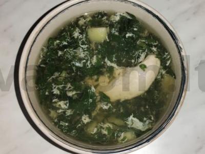 Pirmas patiekalas „Sriuba su dilgėlėmis“ pagrindine nuotrauka