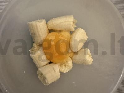 Bananų blynai su cukraus pudra Žingsnis 1