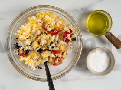 Salotas su pomidorais, sūriu ir česnaku Žingsnis 3