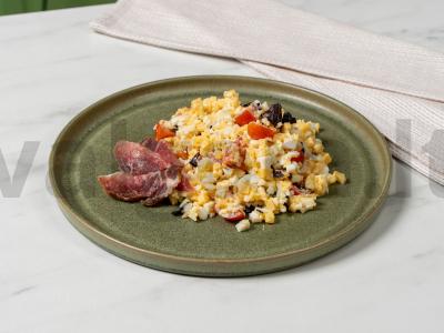 Salotas su pomidorais, sūriu ir česnaku pagrindine nuotrauka