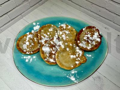 Bananų blynai su cukraus pudra pagrindine nuotrauka