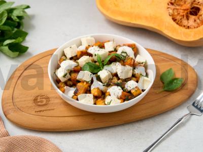 Šiltas salotas su avinžirniais ir moliūgu pagrindine nuotrauka