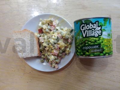 Salotas „Maskvos“ su žirniais pagrindine nuotrauka