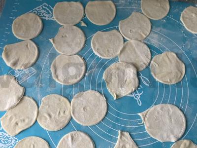 Naminiai virtiniai iš nesaldinto tešlos su raugintais kopūstais Žingsnis 5