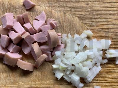 Dešrelių, pomidorų, agurkų ir kukurūzų salotas Žingsnis 1