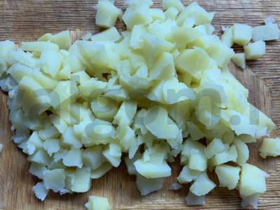 Dešrelių, pomidorų, agurkų ir kukurūzų salotas Žingsnis 3