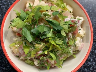 Dešrelių, pomidorų, agurkų ir kukurūzų salotas pagrindine nuotrauka