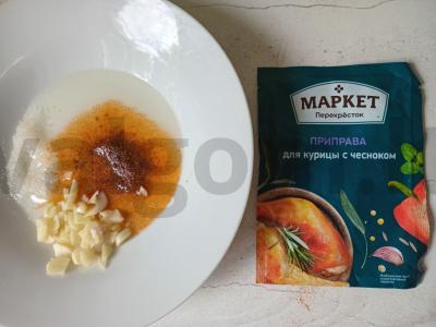 Vištienos blauzdelės, keptos su bulvėmis ir česnaku Žingsnis 3