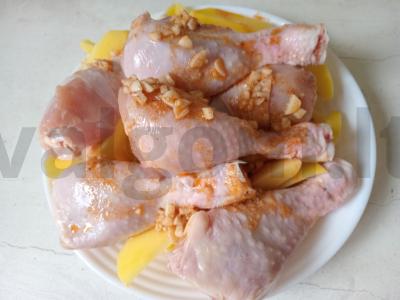 Vištienos blauzdelės, keptos su bulvėmis ir česnaku Žingsnis 4