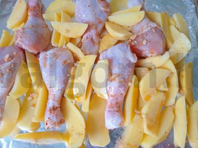 Vištienos blauzdelės, keptos su bulvėmis ir česnaku Žingsnis 5