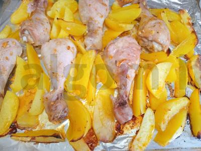 Vištienos blauzdelės, keptos su bulvėmis ir česnaku Žingsnis 6