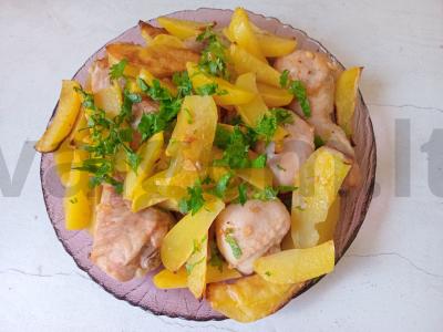 Vištienos blauzdelės, keptos su bulvėmis ir česnaku pagrindine nuotrauka