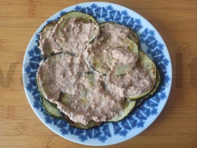 Kepti cukinijos žiedai su traškiu rožiniu padažu pagrindine nuotrauka